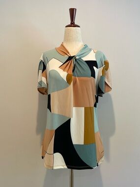 Tahari Geometric Short Sleeve Blouse EUC - size Medium